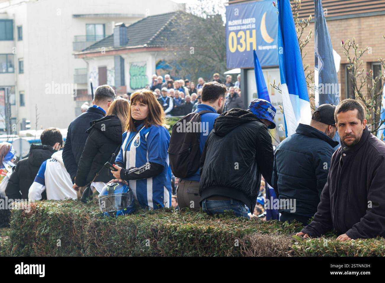 17 febbraio 2025, Porto, Portogallo: Persone viste durante il funerale. Jorge Nuno Pinto da Costa, ex presidente del Futebol Clube do Porto, è deceduto il 15 febbraio 2025. Il suo funerale si tenne nella chiesa di SÃ£o Francisco das Antas il 17 febbraio. Molte persone si sono presentate per pagargli il suo ultimo tributo. (Credit Image: © Teresa Nunes/SOPA Images via ZUMA Press Wire) SOLO PER USO EDITORIALE! Non per USO commerciale! Foto Stock