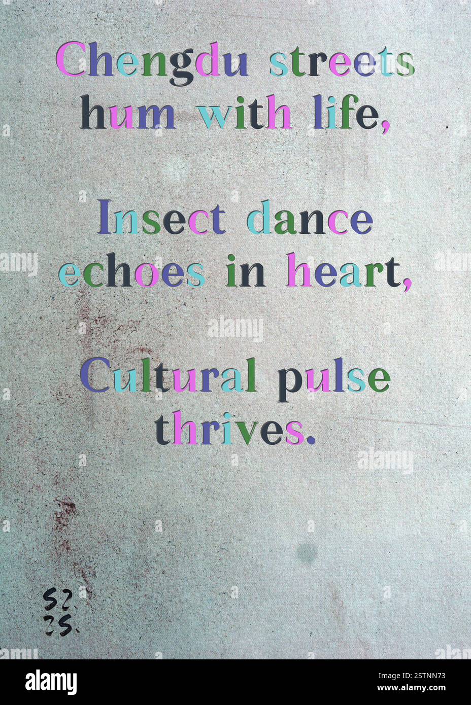 Le strade di Chengdu risuonano di vita, la danza degli insetti riecheggia nel cuore, il cuore pulsante culturale prospera. La Gilda degli scrittori d'argento di Lionel Merrick. Arte di Zsuzsa Szikra. Poetry Art Print, Triplumes è una forma poetica unica ispirata al tradizionale haiku, composta da tre righe che catturano momenti di chiarezza, emozione e approfondimento. Nella nostra collezione abbracciamo la libertà del linguaggio, dove la fusione delle parole e la rimozione dei trattini è più di una scelta stilistica: È un modo per trasmettere unità e vicinanza tra le idee, creando un'espressione fluida e compatta che risuona con i ritmi della vita moderna. Foto Stock