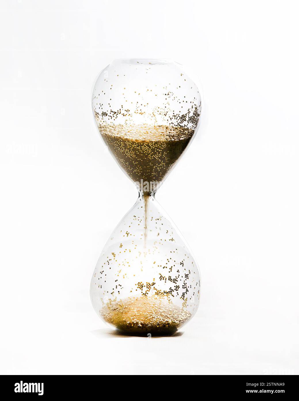Elegante clessidra di vetro con sabbia dorata su sfondo bianco Foto Stock