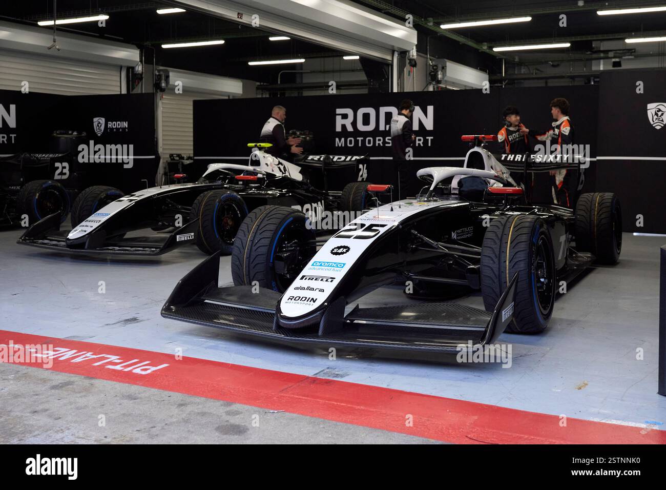 BARCELLONA, SPAGNA - 19 FEBBRAIO: Una vista generale della pitlane che mostra Roman Bilinski della Polonia e Rodin Motorsport (25) e Louis Sharp dell'Australia e Rodin Motorsport (24) durante i test di Formula 3 al Circuit de Barcelona-Catalunya il 19 febbraio 2025 a Barcellona, Spagna. (Foto di Pablo Rodriguez/Quality Sport Images) Foto Stock