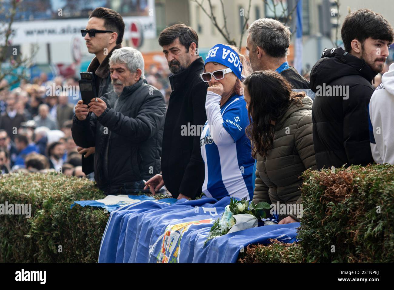 Porto, Portogallo. 17 febbraio 2025. La gente partecipa al funerale. Jorge Nuno Pinto da Costa, ex presidente del Futebol Clube do Porto, è deceduto il 15 febbraio 2025. Il suo funerale si tenne nella chiesa di SÃ£o Francisco das Antas il 17 febbraio. Molte persone si sono presentate per pagargli il suo ultimo tributo. (Credit Image: © Teresa Nunes/SOPA Images via ZUMA Press Wire) SOLO PER USO EDITORIALE! Non per USO commerciale! Foto Stock
