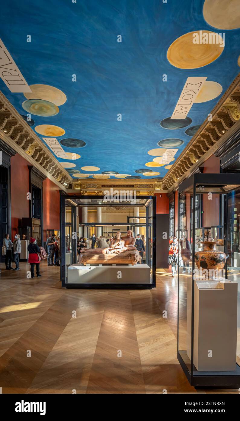 Parigi, Francia - 02 23 2022: Museo del Louvre. Sala in bronzo contenente bronzi antichi con soffitto dipinto da Cy Twombly Foto Stock