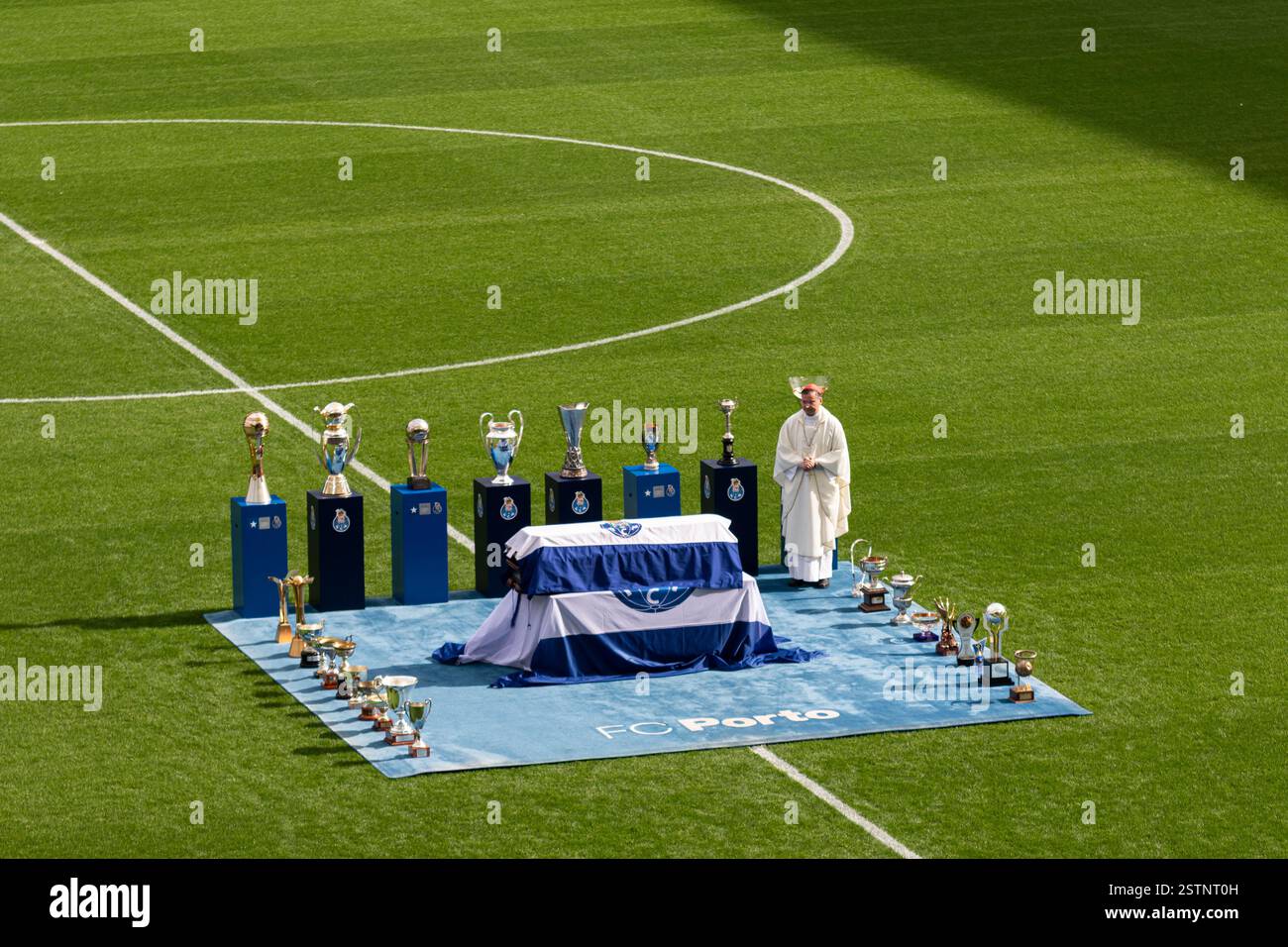 Porto, Portogallo. 17 febbraio 2025. La bara di Pinto da Costa vista durante il funerale. Jorge Nuno Pinto da Costa, ex presidente del Futebol Clube do Porto, è deceduto il 15 febbraio 2025. Il suo funerale si tenne nella chiesa di SÃ£o Francisco das Antas il 17 febbraio. Molte persone si sono presentate per pagargli il suo ultimo tributo. (Credit Image: © Teresa Nunes/SOPA Images via ZUMA Press Wire) SOLO PER USO EDITORIALE! Non per USO commerciale! Foto Stock