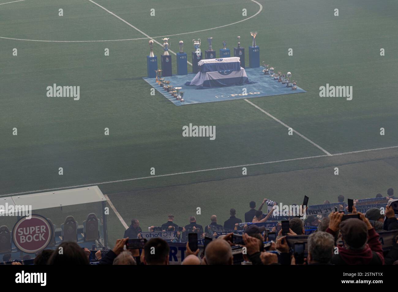 Porto, Portogallo. 17 febbraio 2025. La bara di Pinto da Costa vista durante il funerale. Jorge Nuno Pinto da Costa, ex presidente del Futebol Clube do Porto, è deceduto il 15 febbraio 2025. Il suo funerale si tenne nella chiesa di SÃ£o Francisco das Antas il 17 febbraio. Molte persone si sono presentate per pagargli il suo ultimo tributo. (Credit Image: © Teresa Nunes/SOPA Images via ZUMA Press Wire) SOLO PER USO EDITORIALE! Non per USO commerciale! Foto Stock