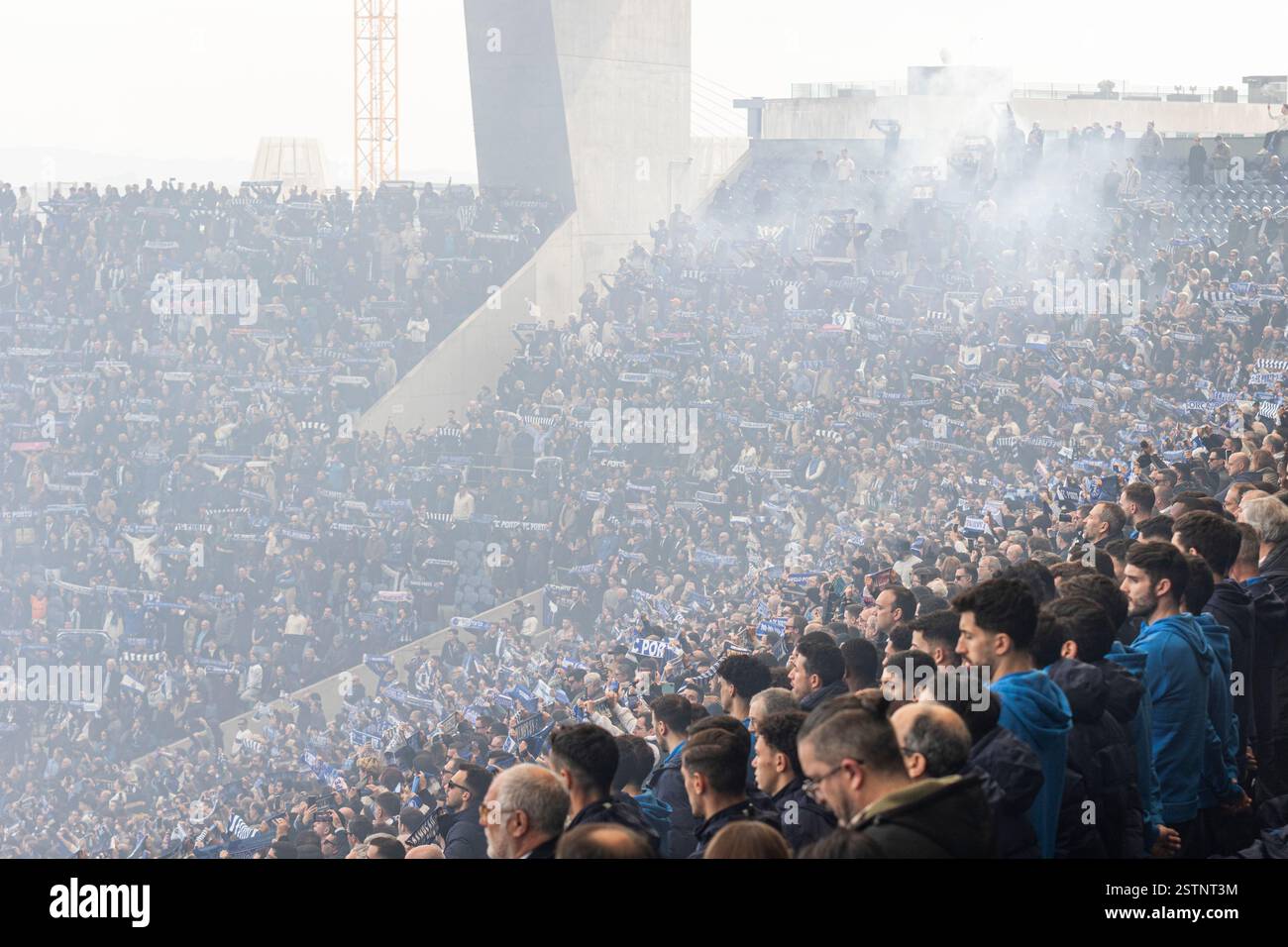 Porto, Portogallo. 17 febbraio 2025. Folle di persone partecipano durante il funerale. Jorge Nuno Pinto da Costa, ex presidente del Futebol Clube do Porto, è deceduto il 15 febbraio 2025. Il suo funerale si tenne nella chiesa di SÃ£o Francisco das Antas il 17 febbraio. Molte persone si sono presentate per pagargli il suo ultimo tributo. (Credit Image: © Teresa Nunes/SOPA Images via ZUMA Press Wire) SOLO PER USO EDITORIALE! Non per USO commerciale! Foto Stock