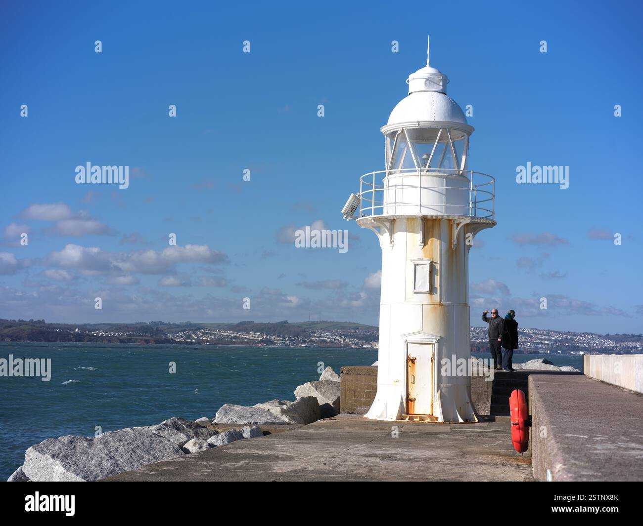 Faro sul molo di Breakwater a Brixham, città dei pesci, Devon, Inghilterra. Foto Stock