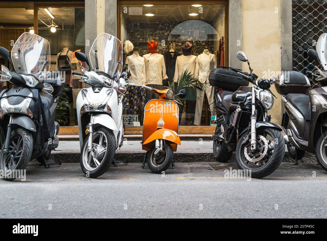 FIRENZE, ITALIA - 12 SETTEMBRE 2018: Questo è il parcheggio del più massiccio trasporto individuale - scooter - su quello vecchio nel centro storico c Foto Stock