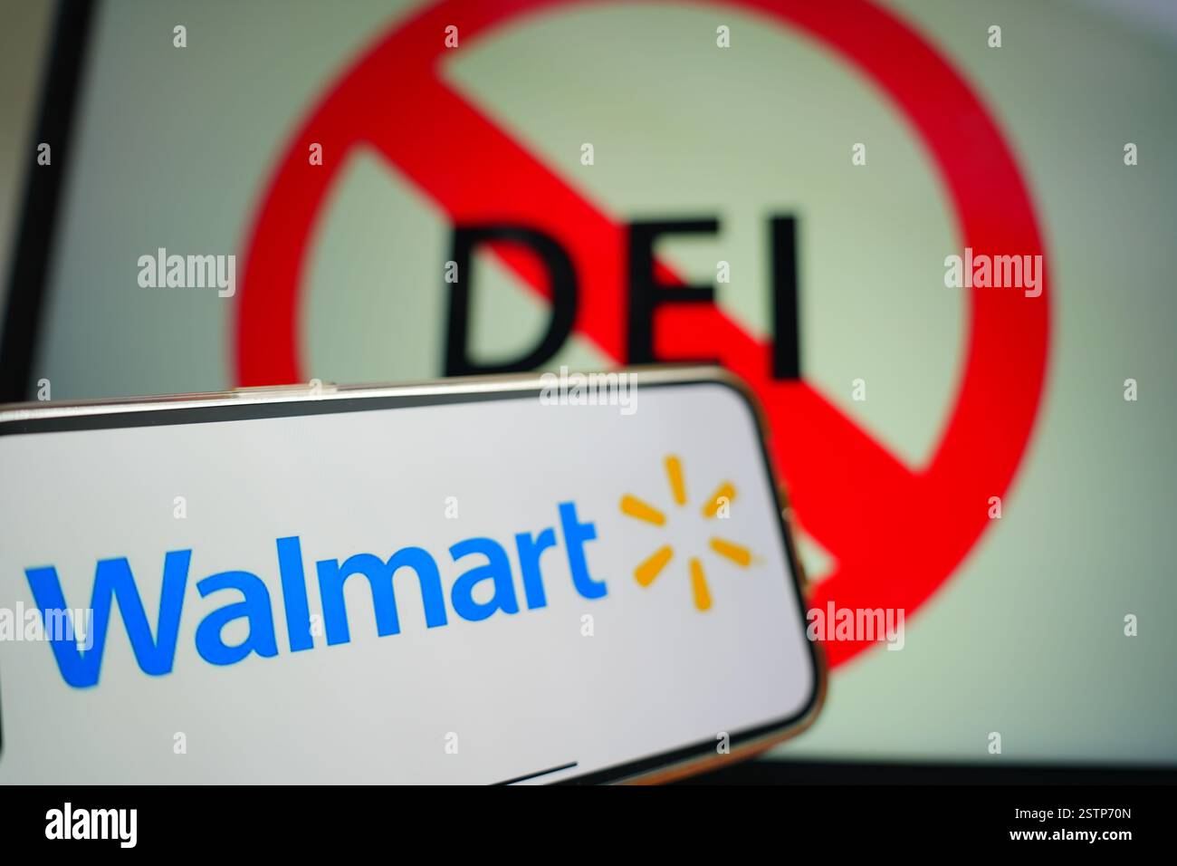 Roosendaal, Paesi Bassi - 19 febbraio 2025: Uno schermo del telefono con il logo di Walmart, con un'illustrazione di un segno proibito con le parole Foto Stock