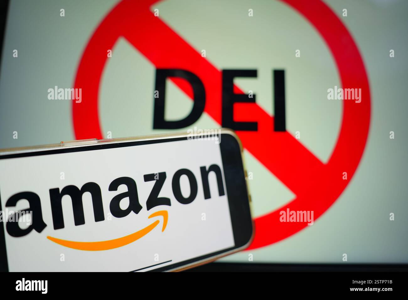 Roosendaal, Paesi Bassi - 19 febbraio 2025: Uno schermo del telefono che mostra il logo di Amazon, con un'illustrazione di un segno proibito con le parole Foto Stock