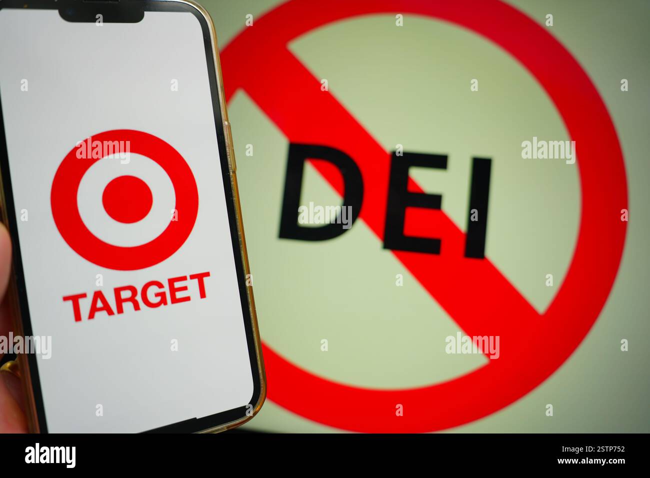 Roosendaal, Paesi Bassi - 19 febbraio 2025: Uno schermo del telefono che mostra il logo di Target, con un'illustrazione di un segno proibito con le parole Foto Stock