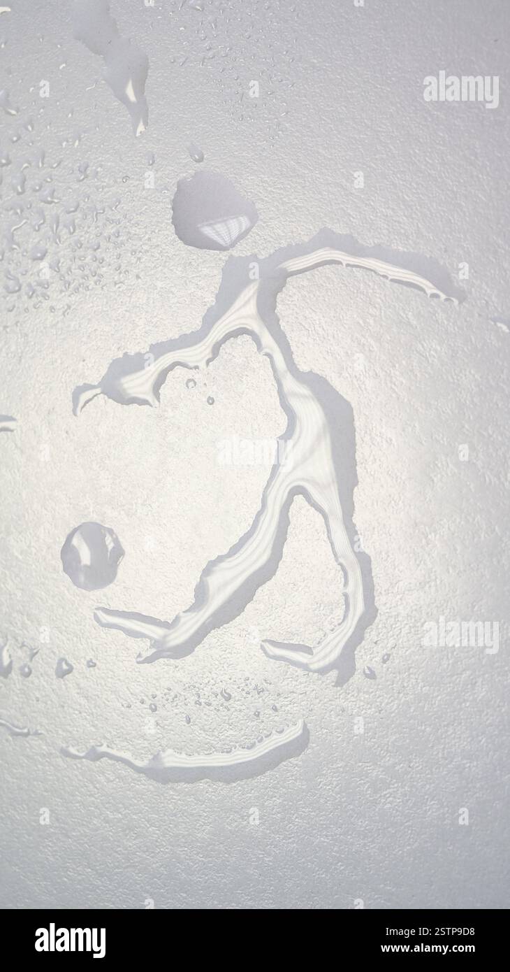 Rimuovere il vetro con un detergente per vetri e un estrattore per gomma. Disinfettare o pulire una superficie di vetro con gocce d'acqua o macchie di fondo. Foto Stock