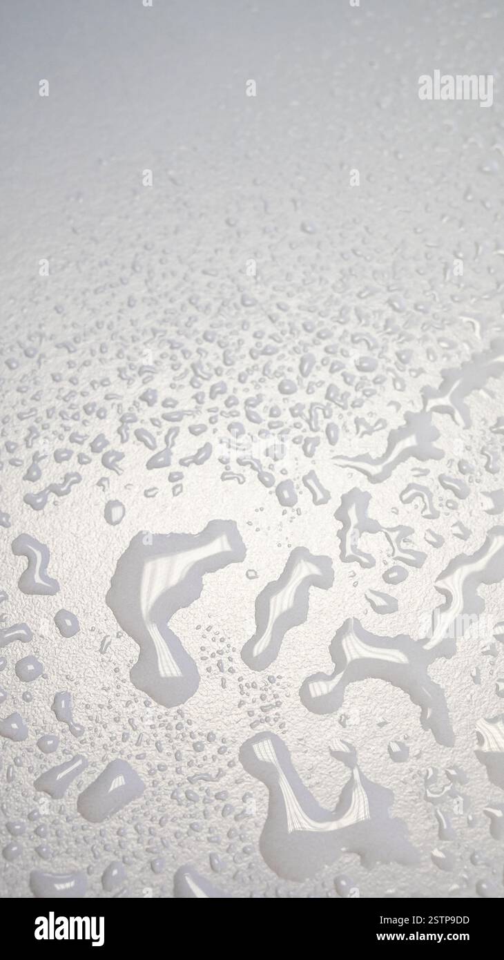 Rimuovere il vetro con un detergente per vetri e un estrattore per gomma. Disinfettare o pulire una superficie di vetro con gocce d'acqua o macchie di fondo. Foto Stock