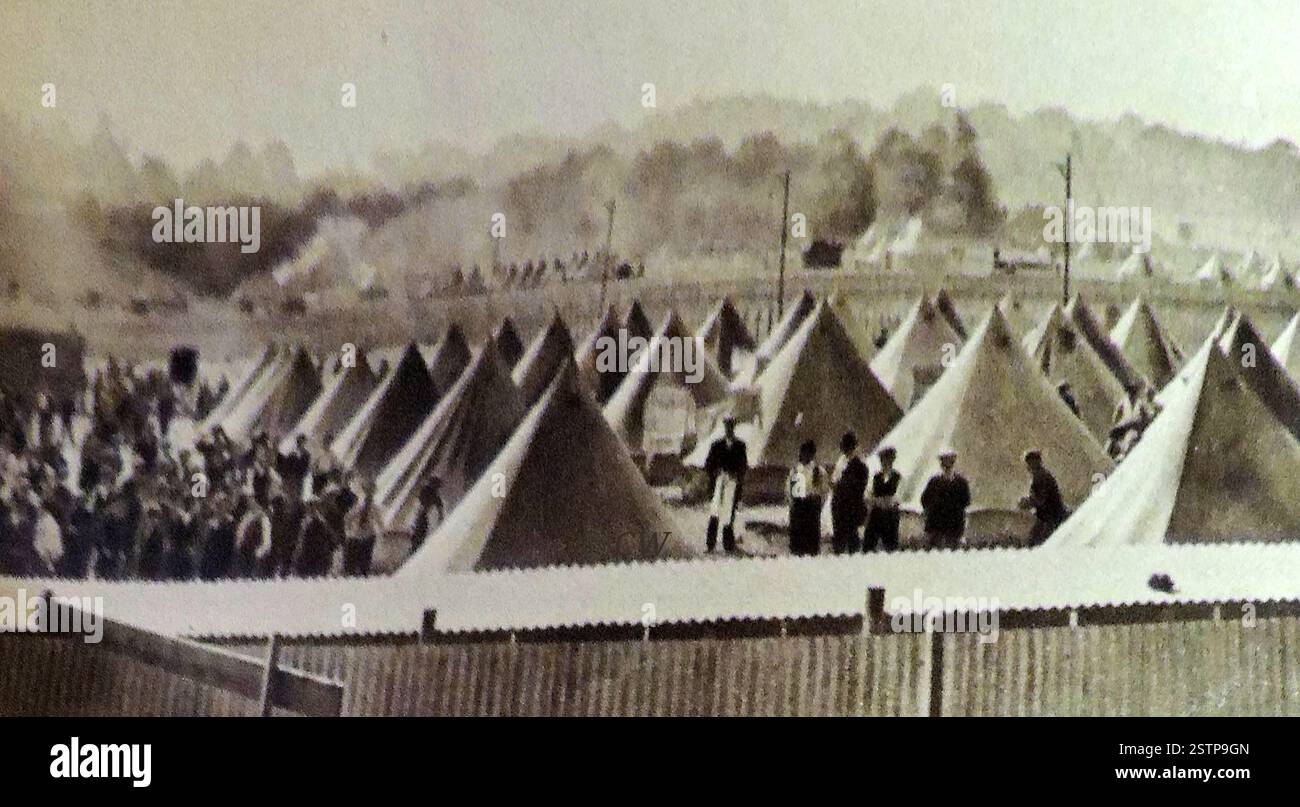 L'ippodromo di Newbury della prima guerra mondiale, convertito in campo di prigionia. -- Die im ersten Weltkrieg in ein Kriegsgefangenenlager umgewandelte Pferderennbahn von Newbury (Großbritannien). - Foto Stock