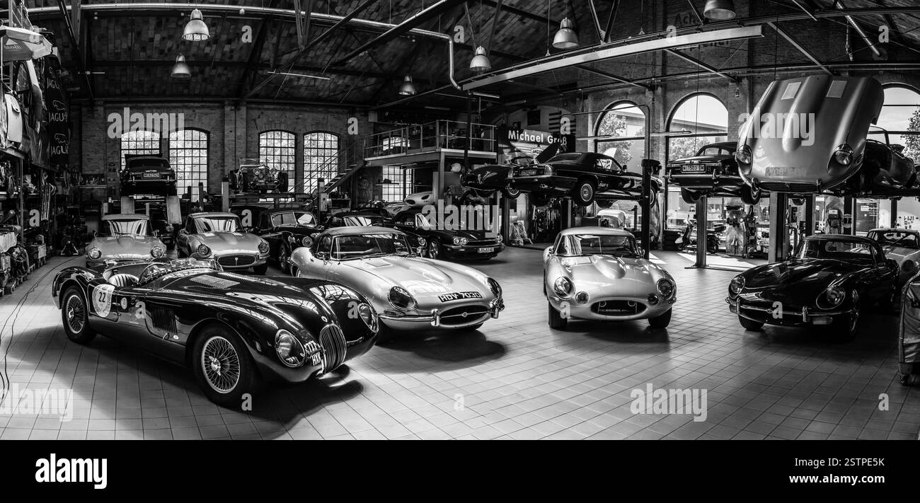 Vista panoramica dell'officina per la riparazione e la manutenzione di auto classiche inglesi retrò. Foto Stock