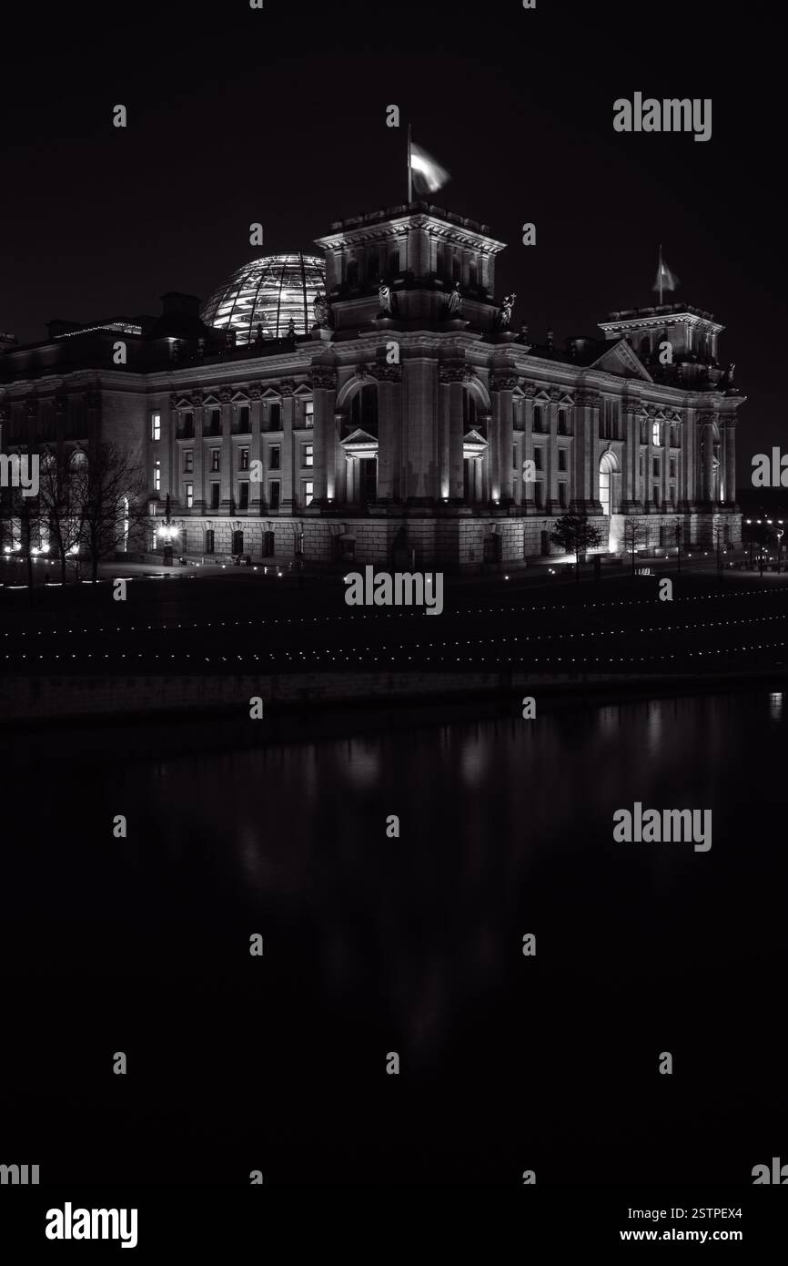 Edificio del Reichstag nell'illuminazione notturna. Edificio del Reichstag - è il parlamento tedesco (Bundestag). Foto Stock