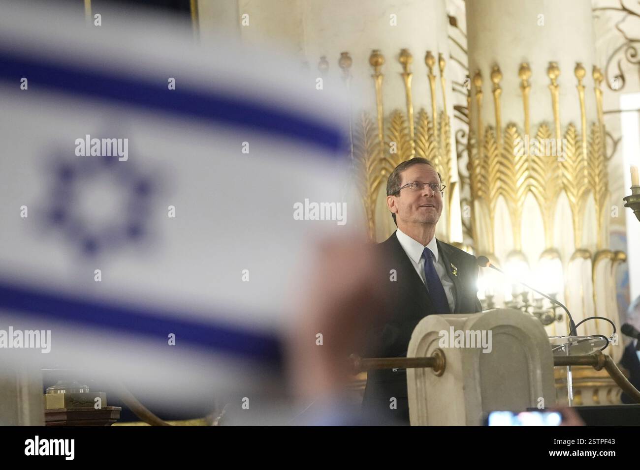 Israeli President Isaac Herzog, center, visits the Rome's Synagogue, Wednesday, Feb. 19, 2025, after meeting with Italian Premier Giorgia Meloni in Rome. (AP Photo/Alessandra Tarantino) Foto Stock