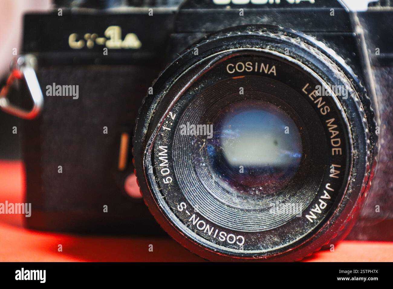 Atene, Grecia - 17 febbraio 2025 - obiettivo della fotocamera coperto di polvere con dettagli usurati Foto Stock