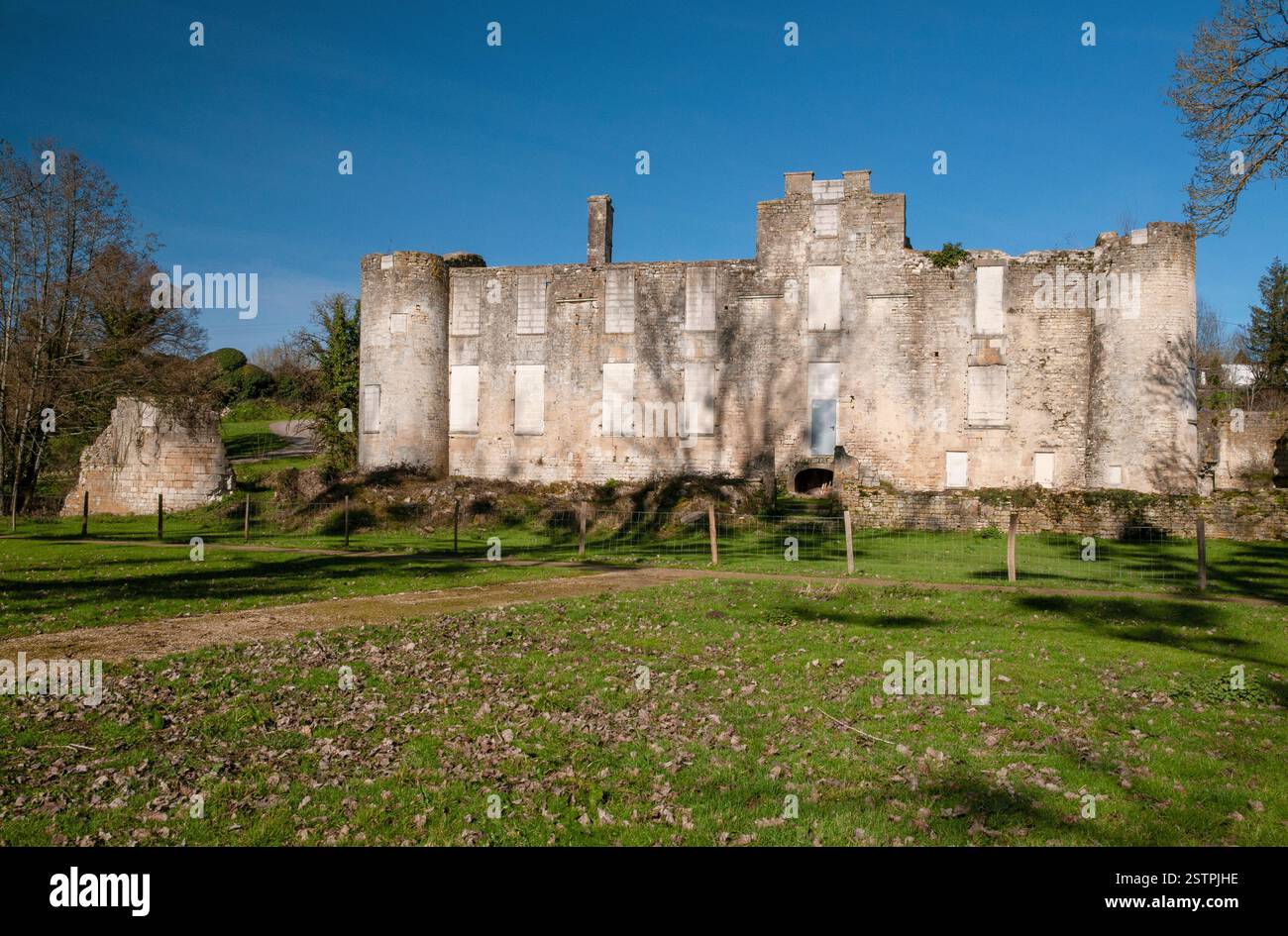 Rovine del castello di Mursay costruito (XVI-XVII secolo) nel villaggio di Mursay vicino a Echire, Deux-Sevres (79), Nouvelle-Aquitaine, Francia. E' una l Foto Stock