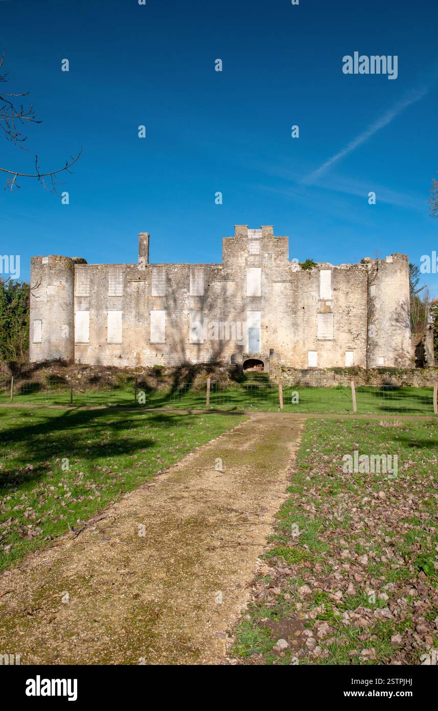 Rovine del castello di Mursay costruito (XVI-XVII secolo) nel villaggio di Mursay vicino a Echire, Deux-Sevres (79), Nouvelle-Aquitaine, Francia. E' una l Foto Stock