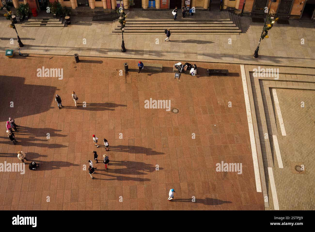 Varsavia, Polonia. 26 gennaio 2025 - Vista aerea delle persone riunite in una piazza centrale in una giornata di sole Foto Stock