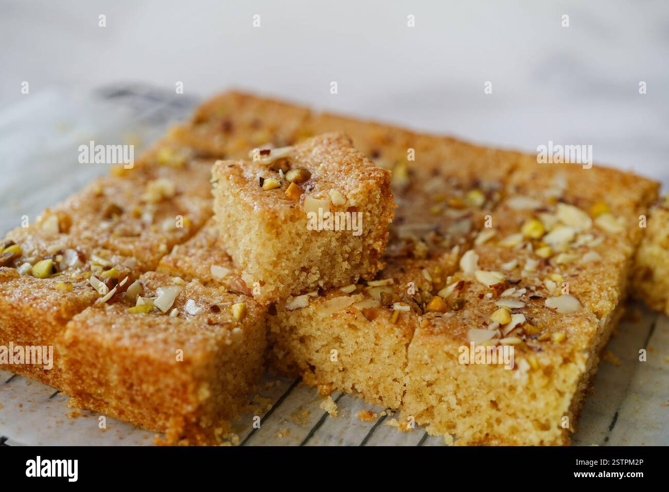 Semolina senza uova o Rava cake condita con noci, focalizzazione selettiva Foto Stock