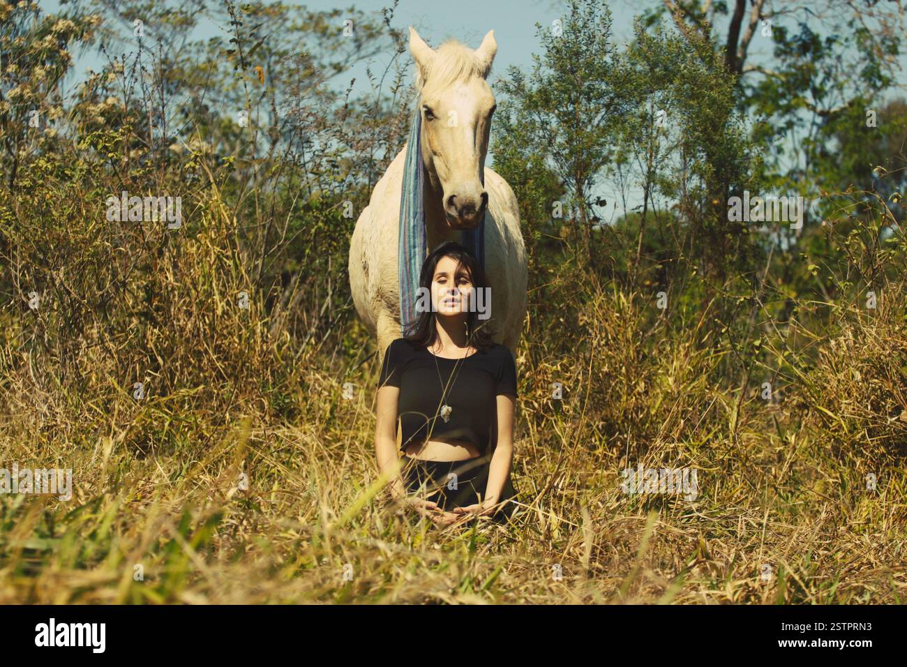 Connessione spirituale che possiamo avere con i cavalli, con gli animali in generale. La fotografia mostra un momento di passeggiata tra una donna e un cavallo. Foto Stock