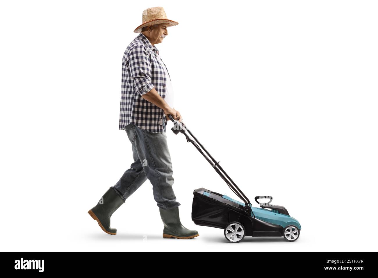 Immagine a tutta lunghezza di un giardiniere utilizzando un rasaerba isolato su sfondo bianco Foto Stock