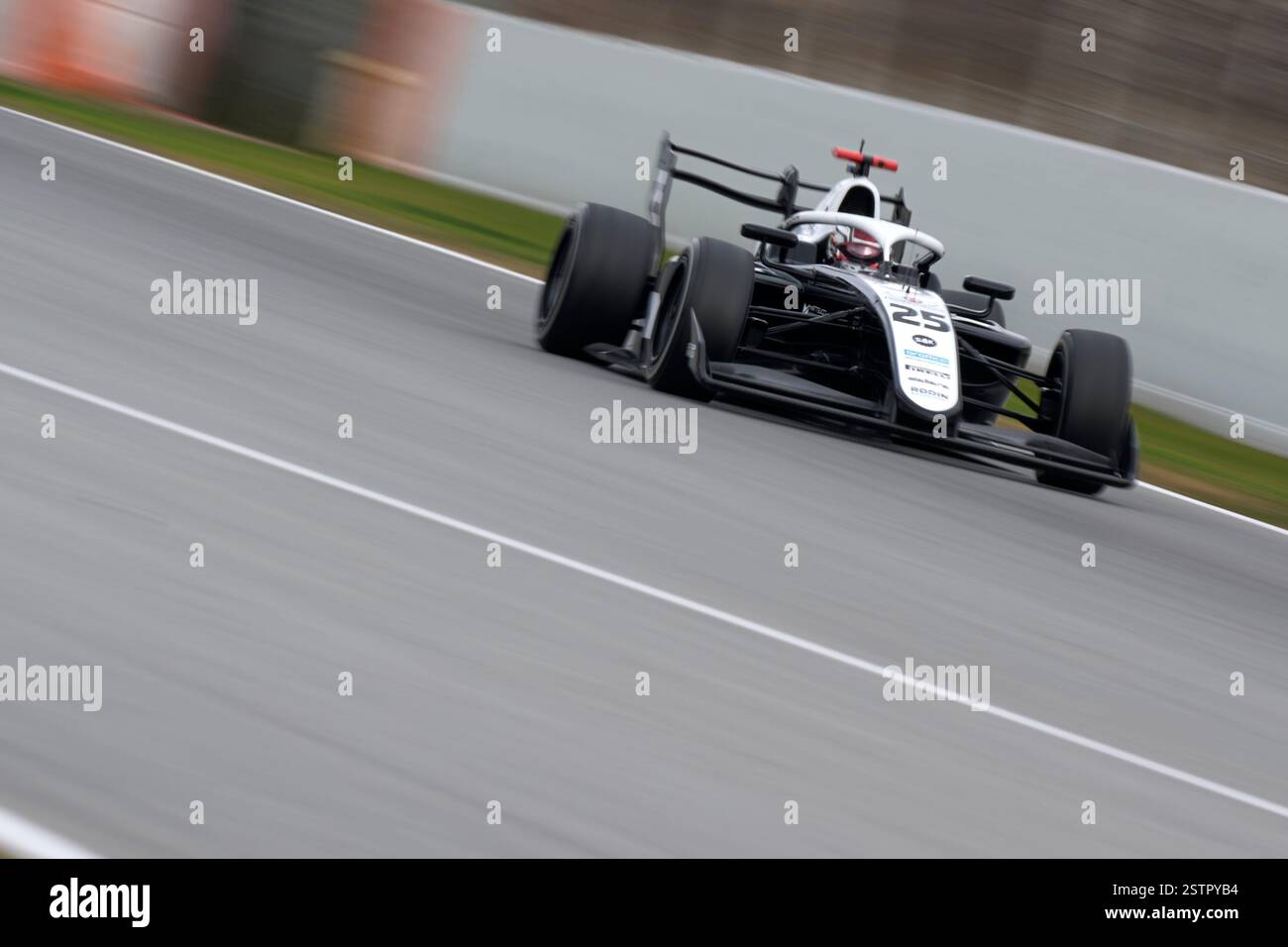 BARCELLONA, SPAGNA - 19 FEBBRAIO: Roman Bilinski della Polonia e Rodin Motorsport (25) corrono in pista durante i test di Formula 3 sul circuito di Barcellona-Catalunya il 19 febbraio 2025 a Barcellona, Spagna. (Foto di Pablo Rodriguez/Quality Sport Images) Foto Stock
