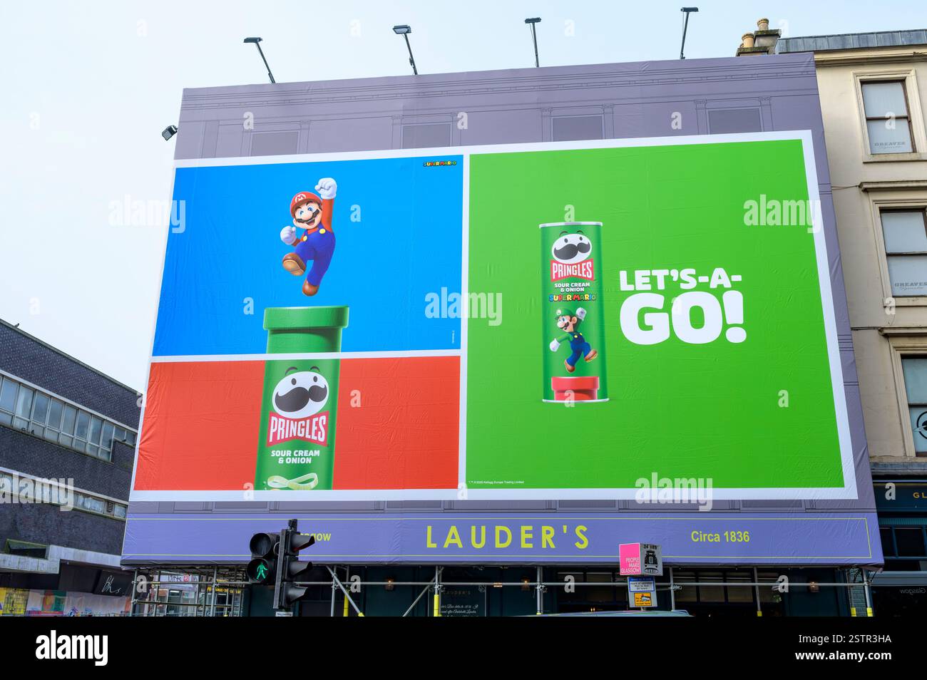 Pubblicità su Billboard Pringles e Nintendo Super Mario snack, Glasgow, Scozia, Regno Unito, Europa Foto Stock