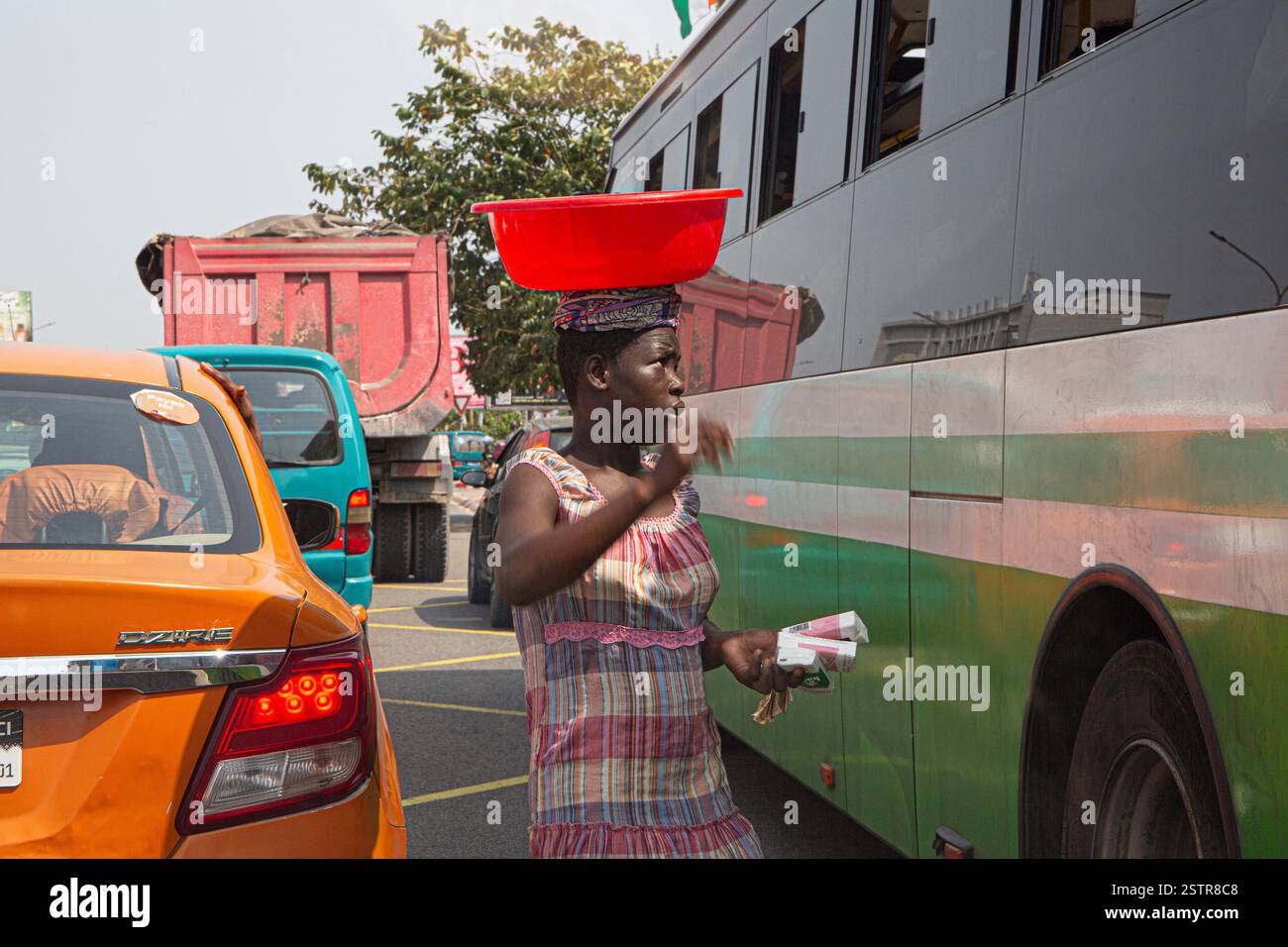 I venditori di strade ad Abidjan, Costa d'Avorio, sono uno dei rischi che gli immigrati usano per fare il loro modo di vivere in Africa occidentale. Liberate il pericolo Foto Stock