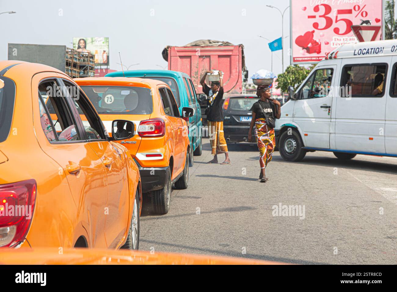 I venditori di strade ad Abidjan, Costa d'Avorio, sono uno dei rischi che gli immigrati usano per fare il loro modo di vivere in Africa occidentale. Liberate il pericolo Foto Stock