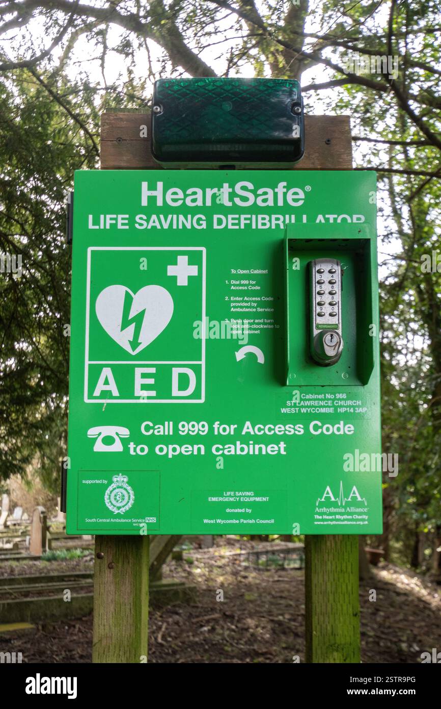 Defibrillatore HeartSafe all'esterno di una chiesa, apparecchiatura medica salvavita per casi di arresto cardiaco, per l'uso da parte del pubblico Foto Stock