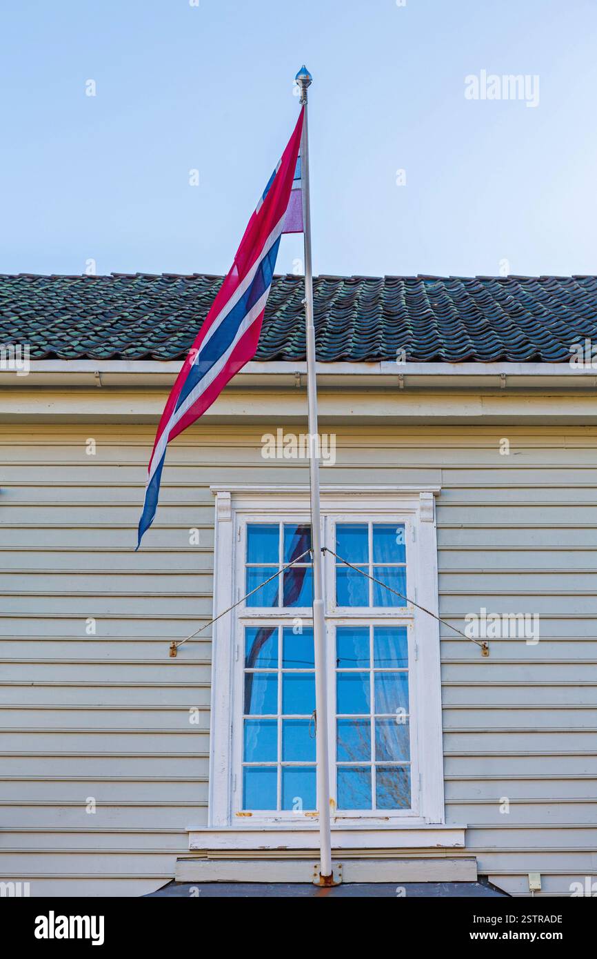 Bandiera norvegese alla finestra Foto Stock