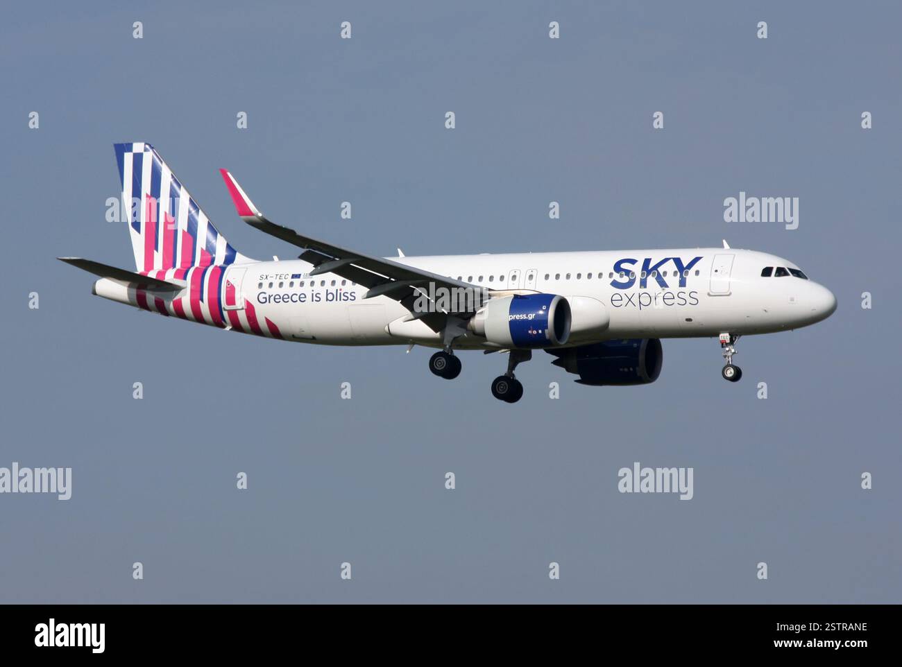 Un Airbus A320Neo della compagnia greca Sky Express si avvicina a Gatwick Foto Stock