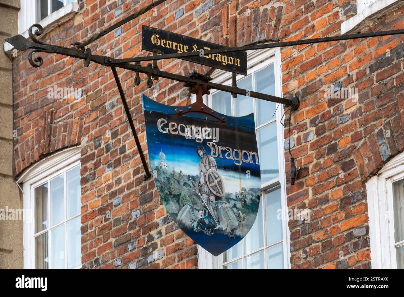 Pub George and Dragon nel villaggio di West Wycombe, cartello pub, Buckinghamshire, Inghilterra, Regno Unito Foto Stock