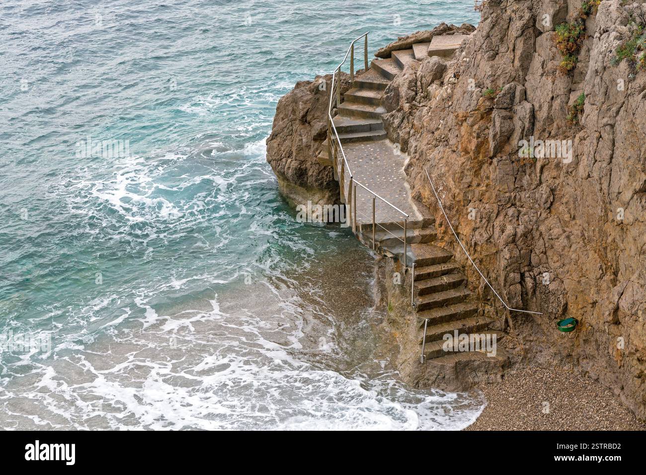 Spiaggia con scale in cemento Foto Stock