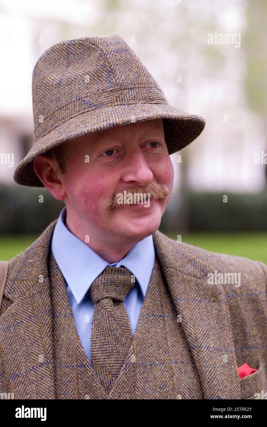 Uomo che indossa un abito in tweed, un cappello, un gilet e una cravatta su misura. Londra Inghilterra 2014 Regno Unito 2010s HOMER SYKES Foto Stock