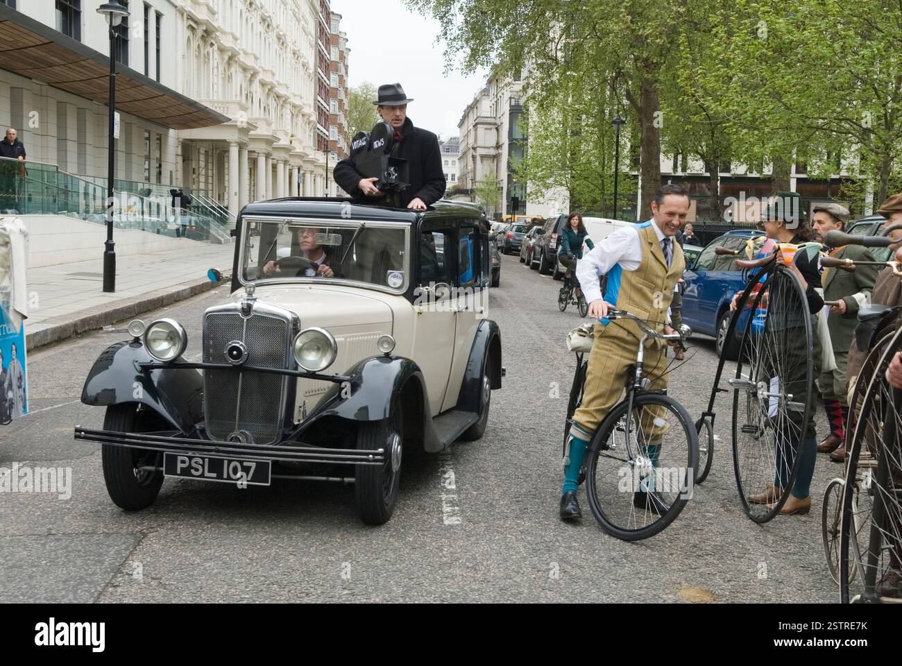 Macchina da stampa e cameraman vecchio stile. Tweed Run un evento annuale, persone che celebrano la storia della bicicletta, viaggiano attraverso il centro di Londra guidando classici cicli d'epoca. Inghilterra 2014 Regno Unito 2010s HOMER SYKES Foto Stock