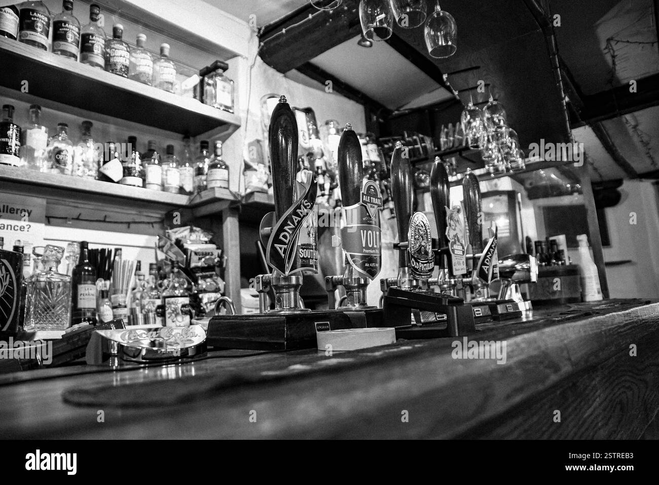 pompe ale su una barra vuota Foto Stock