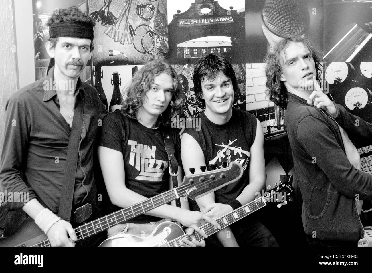 The Darkness at the Pop Factory TV show a Porth, Galles, il 22 ottobre 2002. Foto: Rob Watkins. INFO: I Darkness, una rock band britannica, hanno guadagnato fama nei primi anni '2000 per il loro stile sfavillante e le prestazioni energetiche. Guidati da Justin Hawkins, la loro infettiva miscela di glam e hard rock ha prodotto successi come "i Believe in a Thing Called Love", mostrando il loro approccio musicale teatrale e dinamico. Foto Stock