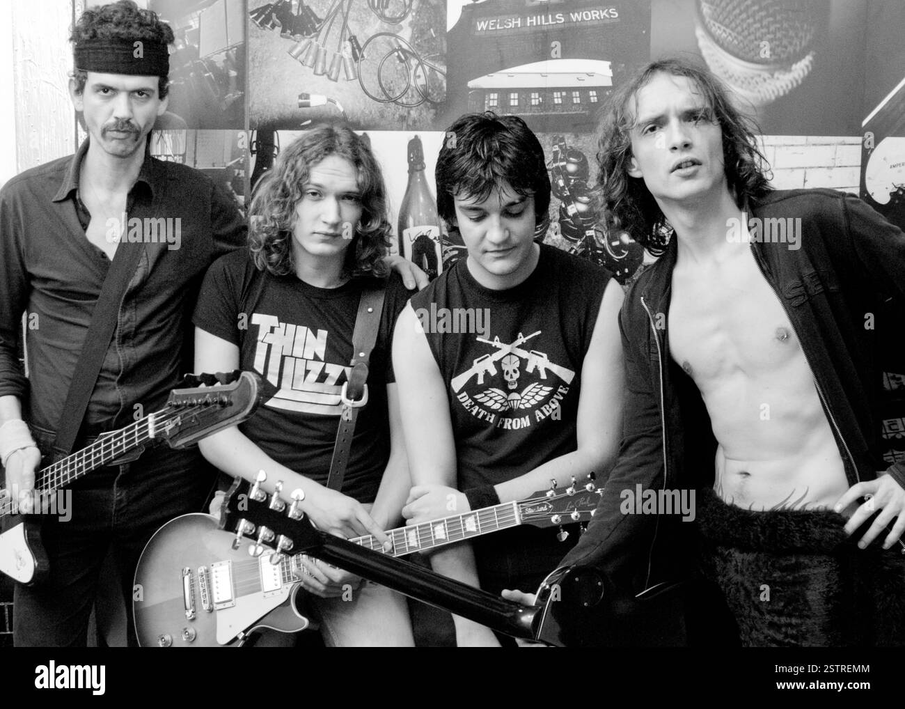 The Darkness at the Pop Factory TV show a Porth, Galles, il 22 ottobre 2002. Foto: Rob Watkins. INFO: I Darkness, una rock band britannica, hanno guadagnato fama nei primi anni '2000 per il loro stile sfavillante e le prestazioni energetiche. Guidati da Justin Hawkins, la loro infettiva miscela di glam e hard rock ha prodotto successi come "i Believe in a Thing Called Love", mostrando il loro approccio musicale teatrale e dinamico. Foto Stock