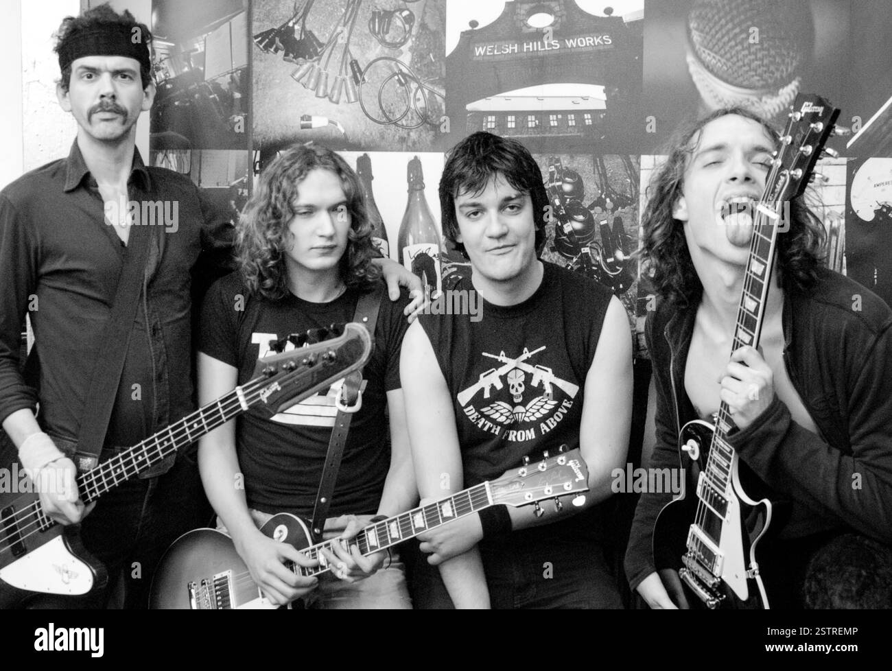 The Darkness at the Pop Factory TV show a Porth, Galles, il 22 ottobre 2002. Foto: Rob Watkins. INFO: I Darkness, una rock band britannica, hanno guadagnato fama nei primi anni '2000 per il loro stile sfavillante e le prestazioni energetiche. Guidati da Justin Hawkins, la loro infettiva miscela di glam e hard rock ha prodotto successi come "i Believe in a Thing Called Love", mostrando il loro approccio musicale teatrale e dinamico. Foto Stock