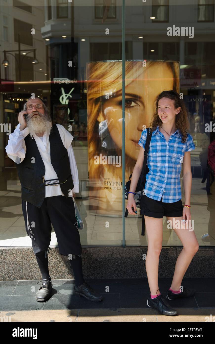 Uomo ebreo Hassidic turisti shopping visite turistiche Oxford Street Londra Inghilterra 2014 UK 2010s HOMER SYKES Foto Stock