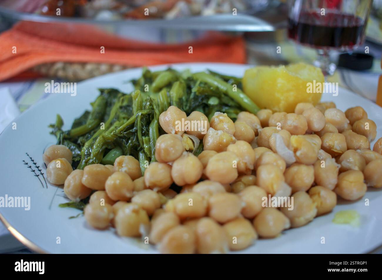 piatto sano con ceci, patate e rape Foto Stock