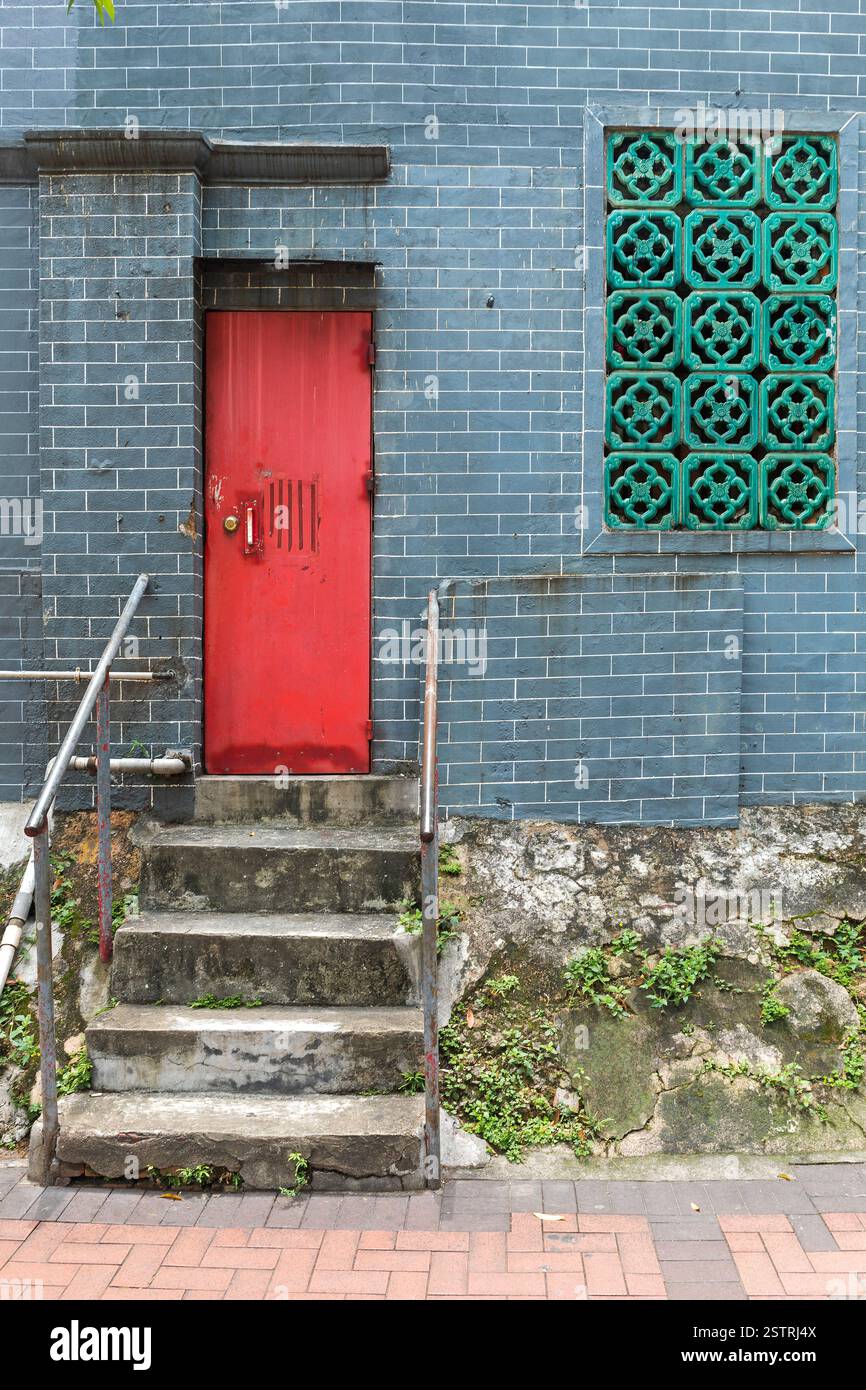 Scale a porta rossa Foto Stock