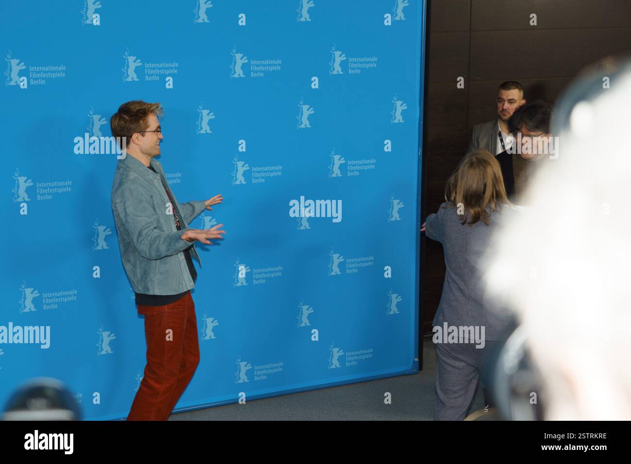 (L-R) l'attore statunitense Steven Yeun, l'attrice australiana Toni Collette, l'attore inglese Robert Pattinson e l'attrice inglese Naomi Ackie hanno posato durante una chiamata fotografica Foto Stock