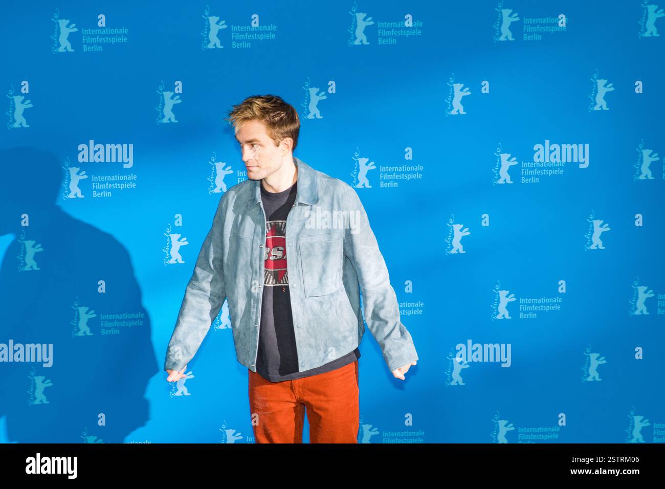 (L-R) l'attore statunitense Steven Yeun, l'attrice australiana Toni Collette, l'attore inglese Robert Pattinson e l'attrice inglese Naomi Ackie hanno posato durante una chiamata fotografica Foto Stock
