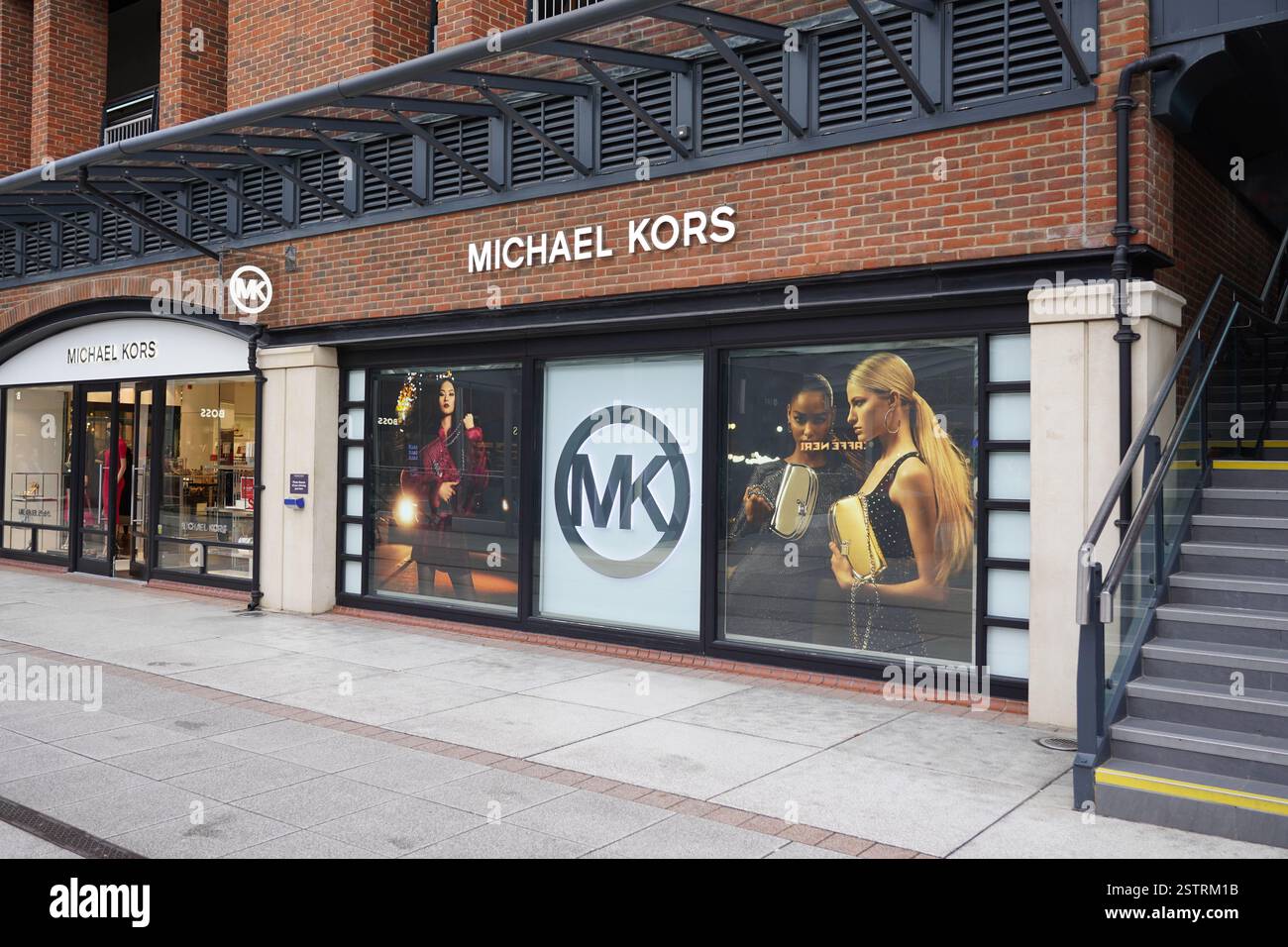 Esterno del negozio di moda Michael Kors firmato nell'outlet Gunwharf Quays di Portsmouth Regno Unito 8 gennaio 2024. Marchio di accessori moda di lusso Foto Stock
