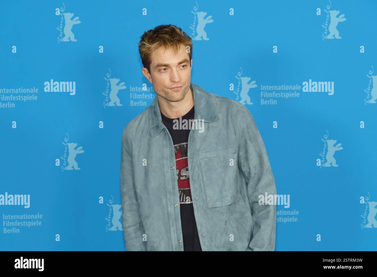 (L-R) l'attore statunitense Steven Yeun, l'attrice australiana Toni Collette, l'attore inglese Robert Pattinson e l'attrice inglese Naomi Ackie hanno posato durante una chiamata fotografica Foto Stock