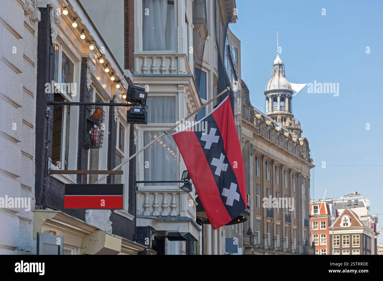 Bandiera di Amsterdam all'edificio Foto Stock